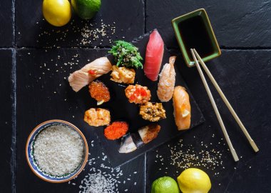 siyah arka plan üzerine ayarla suşi yakın çekim