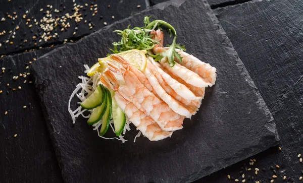 Camarões Sashimi Com Salada Close — Fotografia de Stock