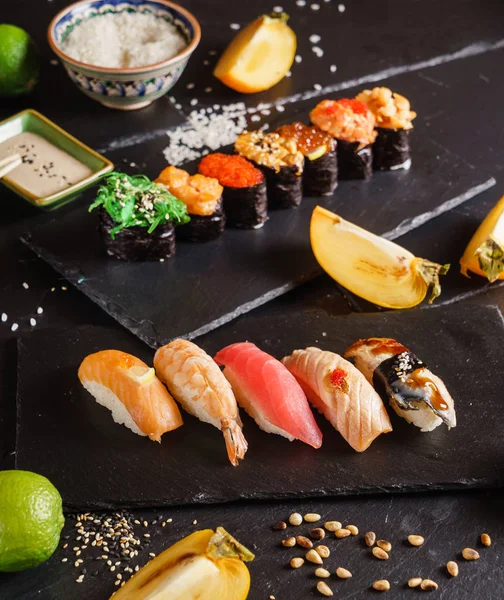 Sushi Conjunto Sobre Fondo Negro Cerca — Foto de Stock