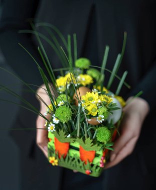 kadın elinde güzel buket 