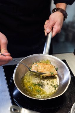 Kızarmış ördek, şefle yakın çekim