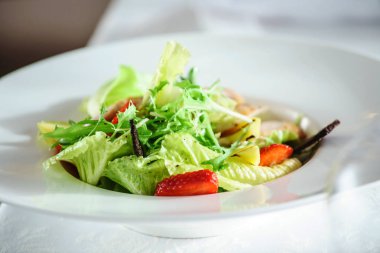 çilek salatası tavuk, yakın çekim