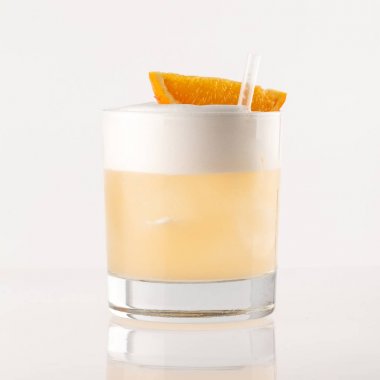 kokteyl beyaz zemin üzerine yakın çekim