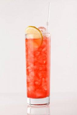 kokteyl beyaz zemin üzerine yakın çekim