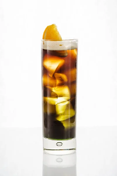Cocktail Auf Dem Weißen Nahaufnahme — Stockfoto