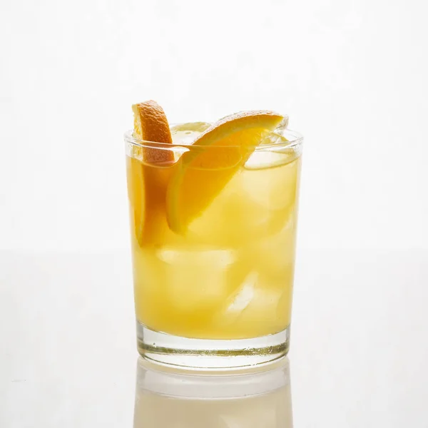 Cocktail Auf Dem Weißen Nahaufnahme — Stockfoto