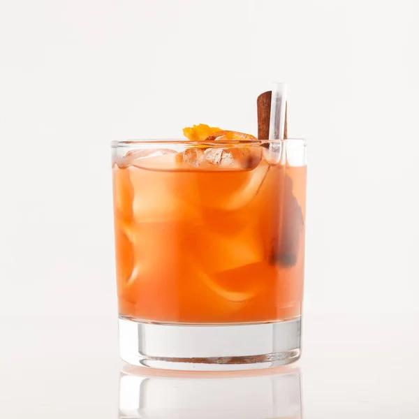 Cocktail Auf Weißem Hintergrund Nahaufnahme — Stockfoto