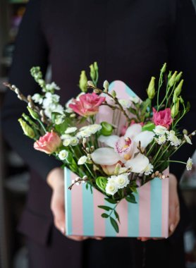 kadın elinde güzel buket 