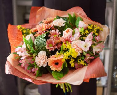 kadın elinde güzel buket 