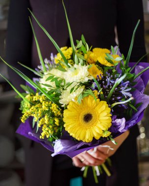 kadın elinde güzel buket 