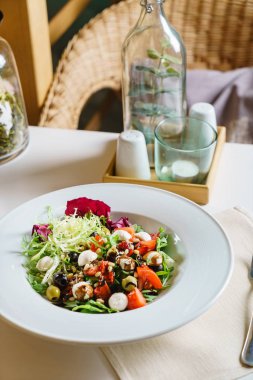 Mozzarella peyniri, salata yakın çekim