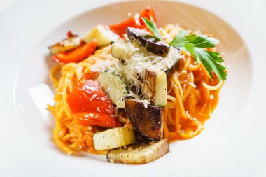 makarna ile kavrulmuş sebze, yakın çekim