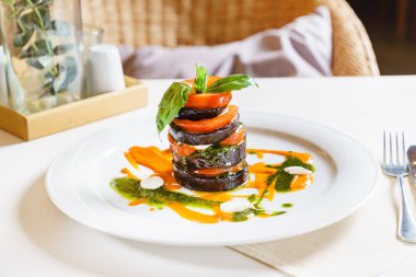 Mozzarella peyniri, kavrulmuş sebze yakın çekim