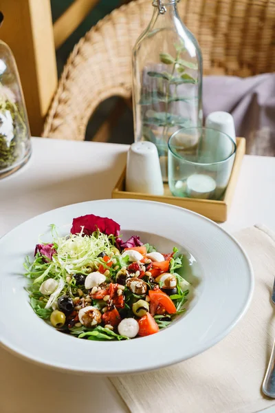 Salat Mit Mozzarella Aus Nächster Nähe — Stockfoto