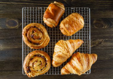 Fransız hamur işleri masada, yakın çekim