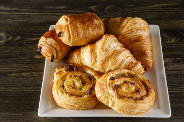 Fransız hamur işleri masada, yakın çekim