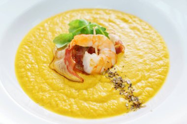 Kabak kremalı çorba, karides, yakın çekim