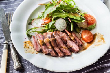 Salatalı biftek, yakın çekim.