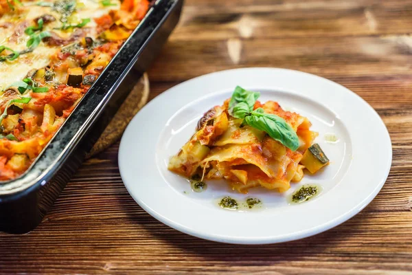 Italienische Lasagne Auf Dem Tisch Aus Nächster Nähe — Stockfoto