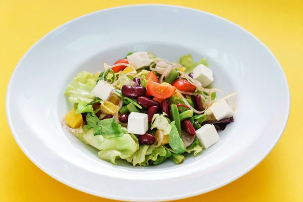 Salada Grega Fundo Amarelo Close — Fotografia de Stock