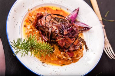 tabakta ördek kızartma, yakın çekim