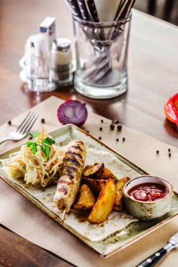 kebap patates ve salata, yakın çekim