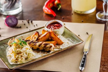 kebap patates ve salata, yakın çekim