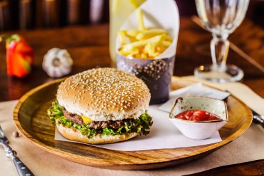 Burger ile patates kızartması, yakın çekim