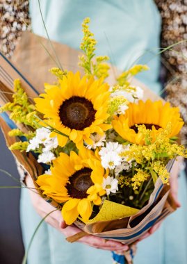 kadın elinde güzel buket 