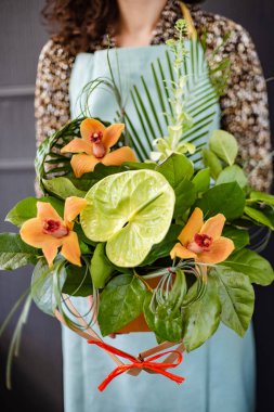 kadın elinde güzel buket 