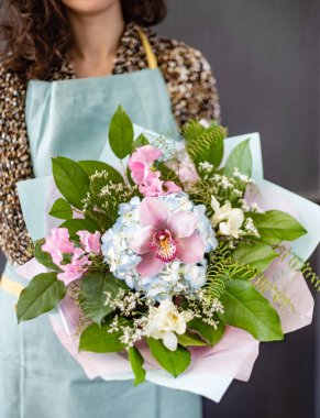 kadın elinde güzel buket 