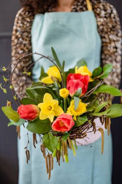 kadın elinde güzel buket 