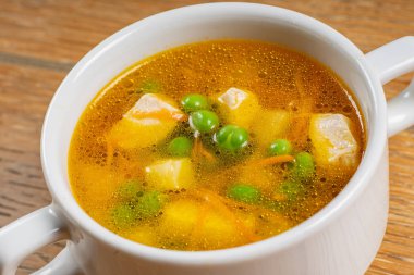 Masanın üzerinde sebze çorbası yakın çekim