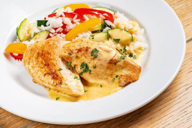 pirinç ve sebze ile tavuk, yakın çekim