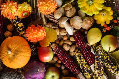 Ahşap arka plan üzerinde sonbahar hasat