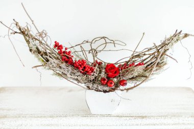 Kırmızı böğürtlenli Noel kompozisyonu