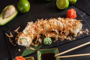 suşi siyah arka plan üzerine yakın çekim