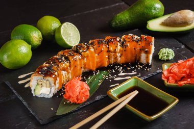 suşi siyah arka plan üzerine yakın çekim