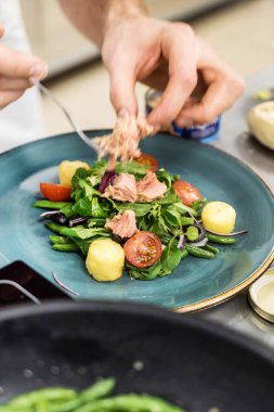 Şef, iş yerinde yakın çekim