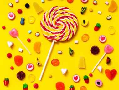 Sarı arka planda renkli şekerler