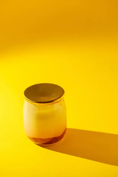一个带酸奶的玻璃罐子 — 图库照片