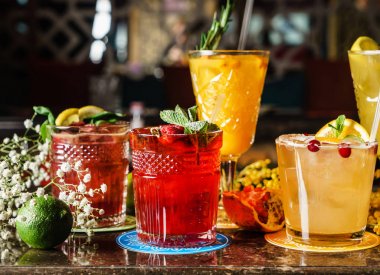 barda lezzetli kokteyller yakın çekim