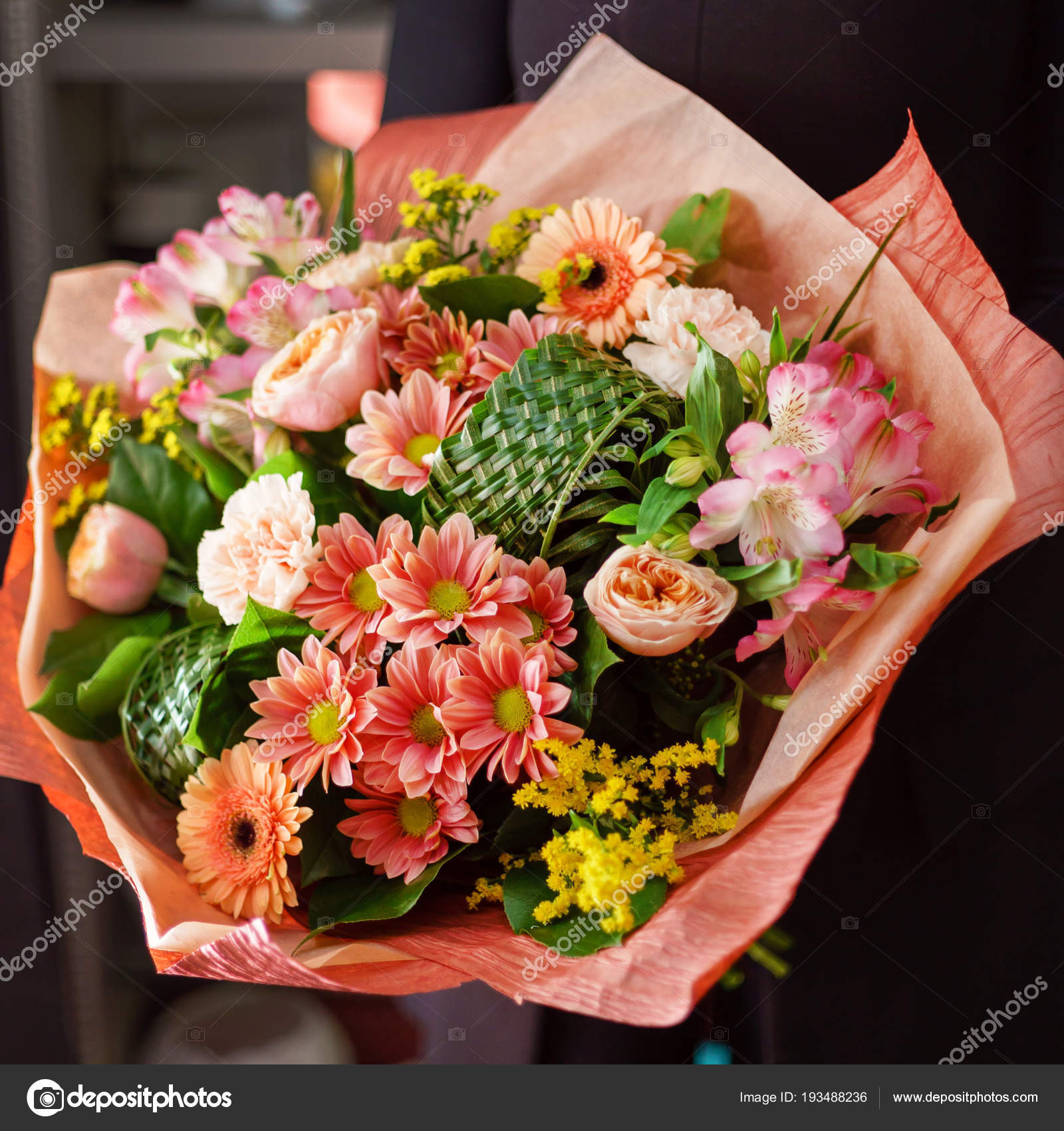 女性の手の中の素敵な花束 ストック写真 C Shebeko