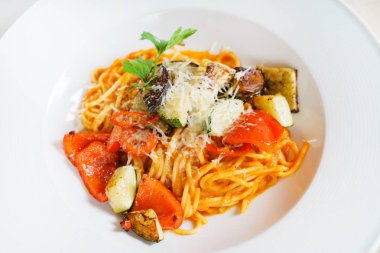 makarna ile kavrulmuş sebze, yakın çekim