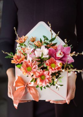 kadın elinde güzel buket