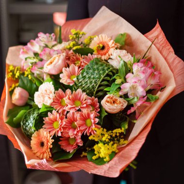 kadın elinde güzel buket