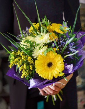 kadın elinde güzel buket