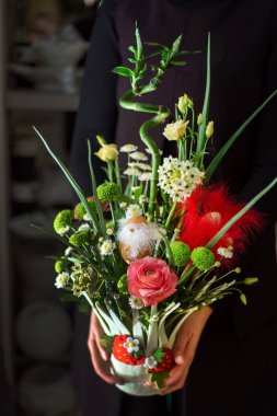 kadın elinde güzel buket