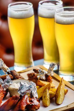 Barbekü tavuk kanadı ile bira, yakın çekim