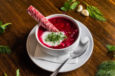 Geleneksel Rus pancar çorbası, yakın